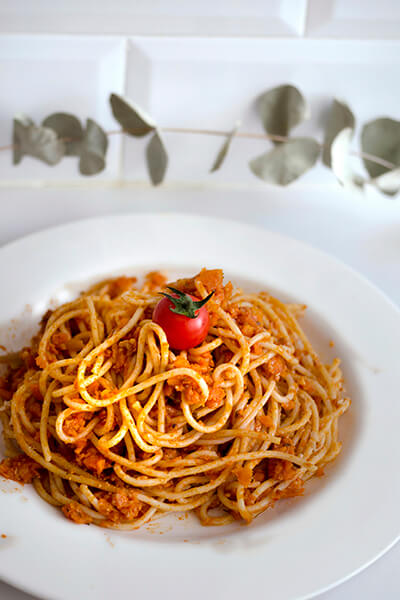 Espaguetis con salsa de cacahuetes y lima